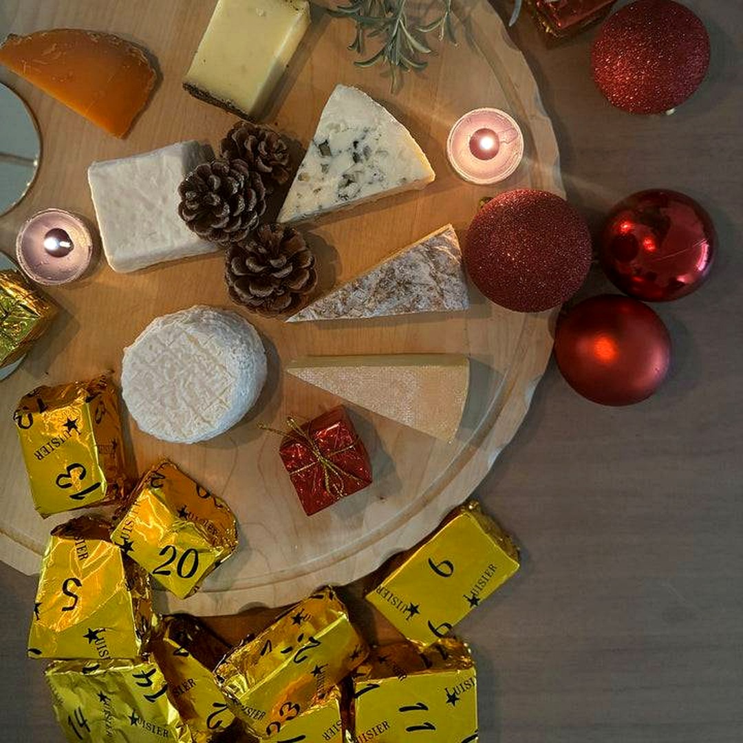 Les 24 fromages du calendrier posés sur une table de Noël